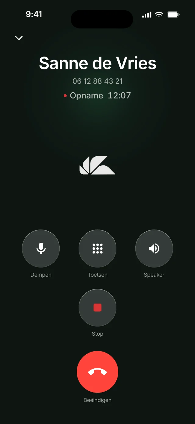 Een lopend telefoongesprek in de Ajora-app, met de opname actief