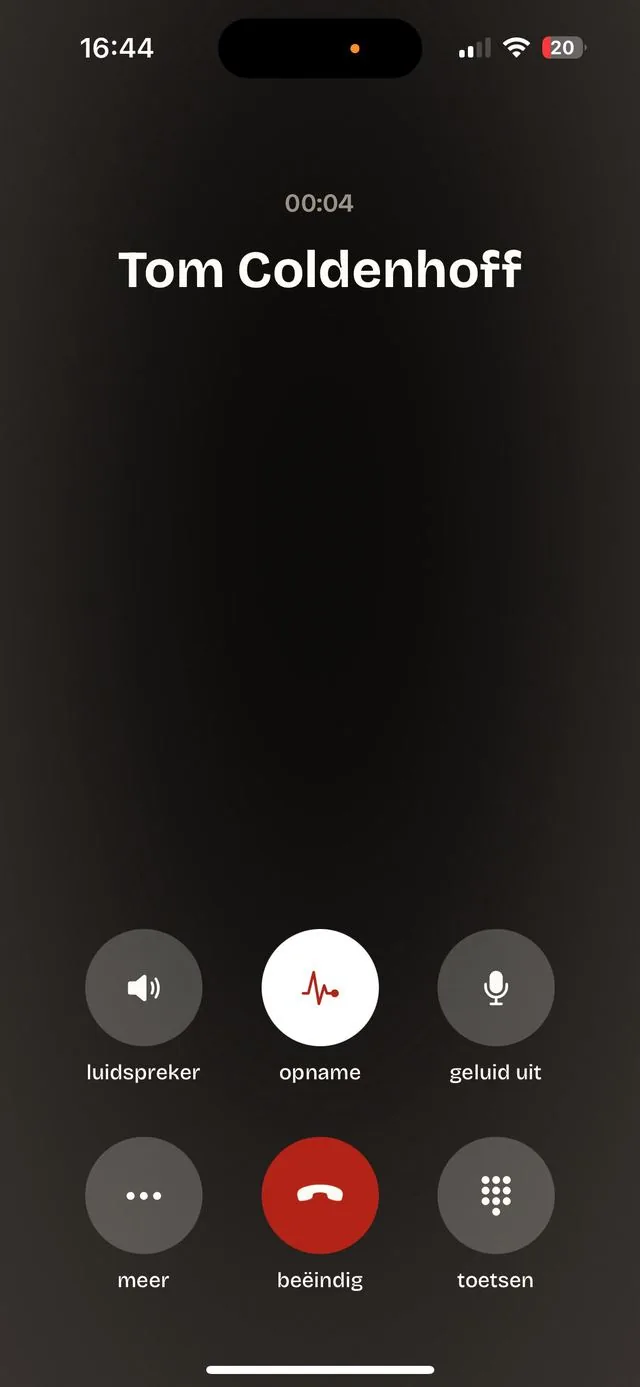 Een lopend telefoongesprek in de Ajora-app, met de opname actief