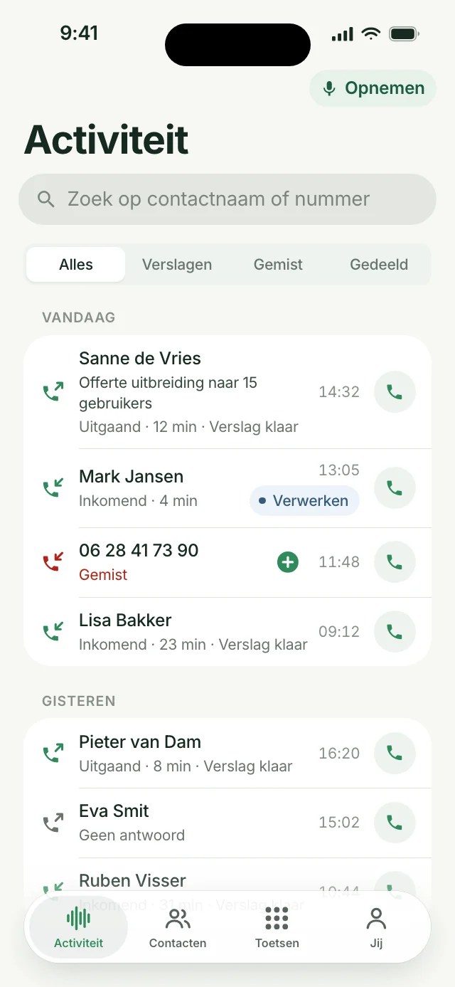 De lijst met debriefs in de Ajora-app