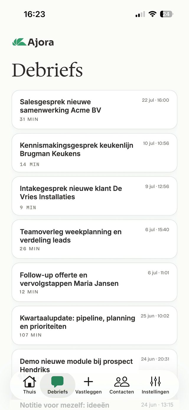 De lijst met debriefs in de Ajora-app