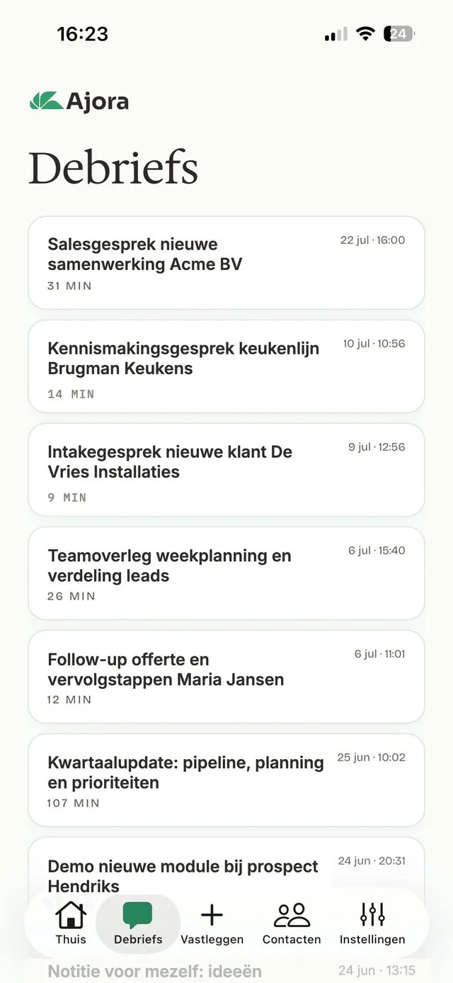 De lijst met debriefs in de Ajora-app