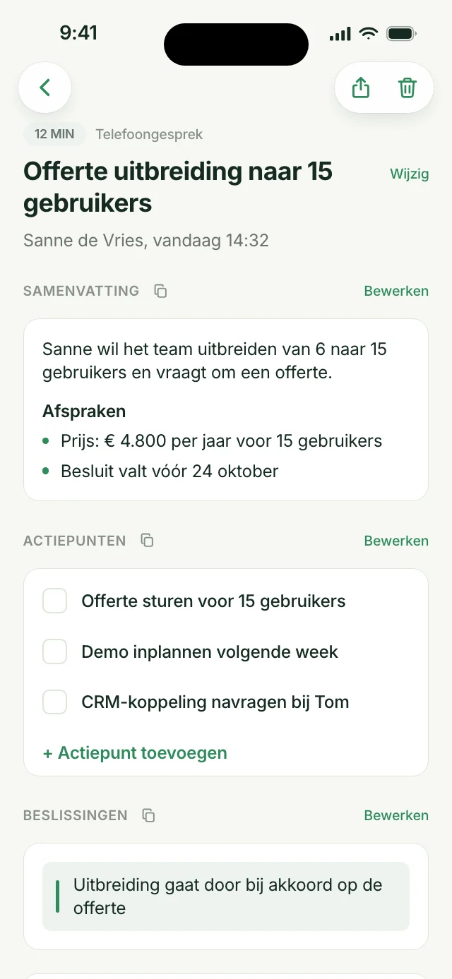 Een debrief in de Ajora-app met samenvatting, actiepunten en beslissingen